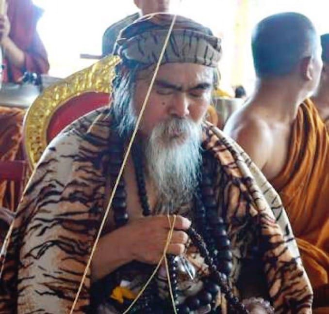 Chư Tăng, Ajarn và Ruesi khác nhau như thế nào?
