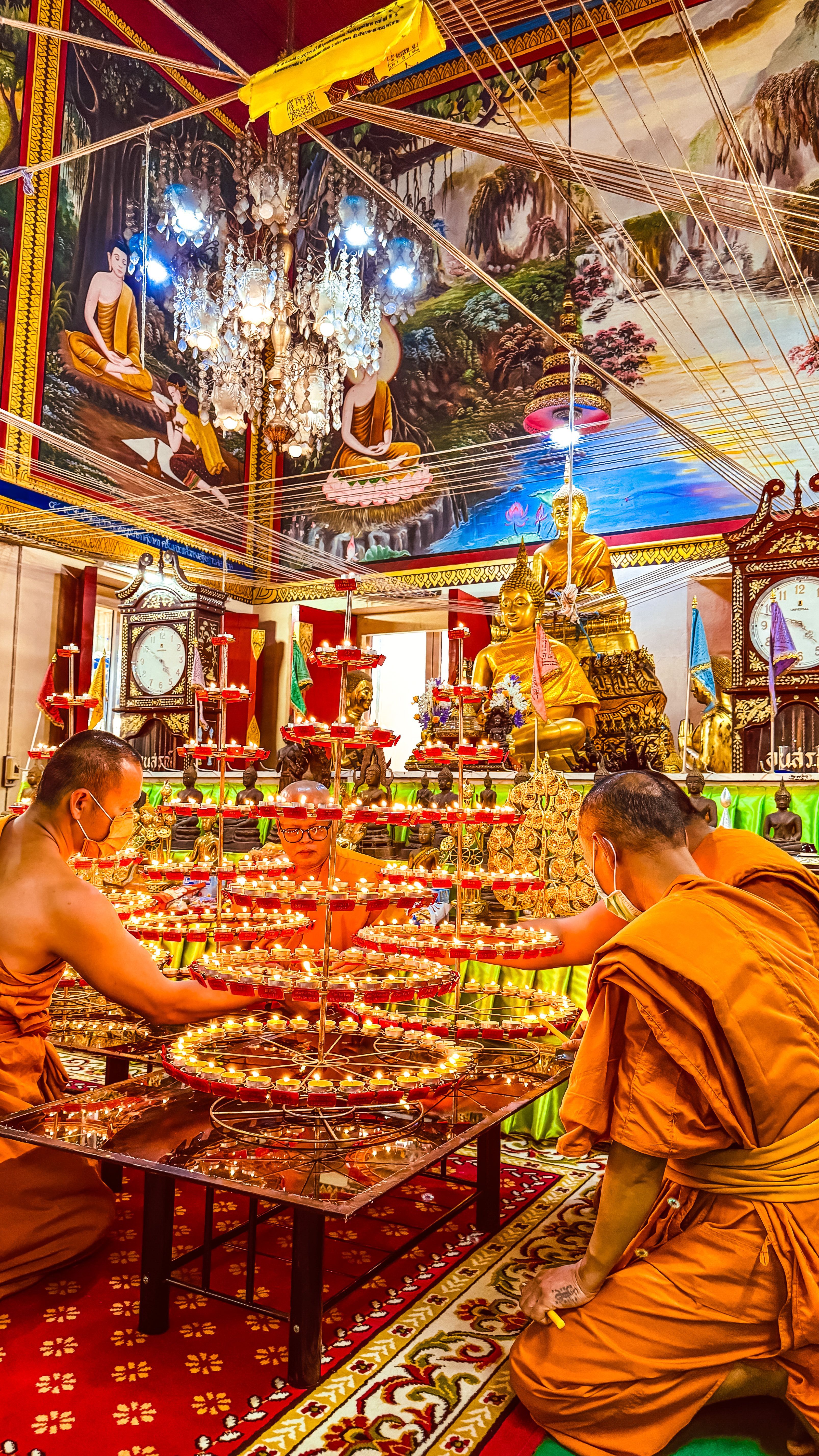 Chư Tăng cùng nhau thực hiện nghi lễ dâng đèn