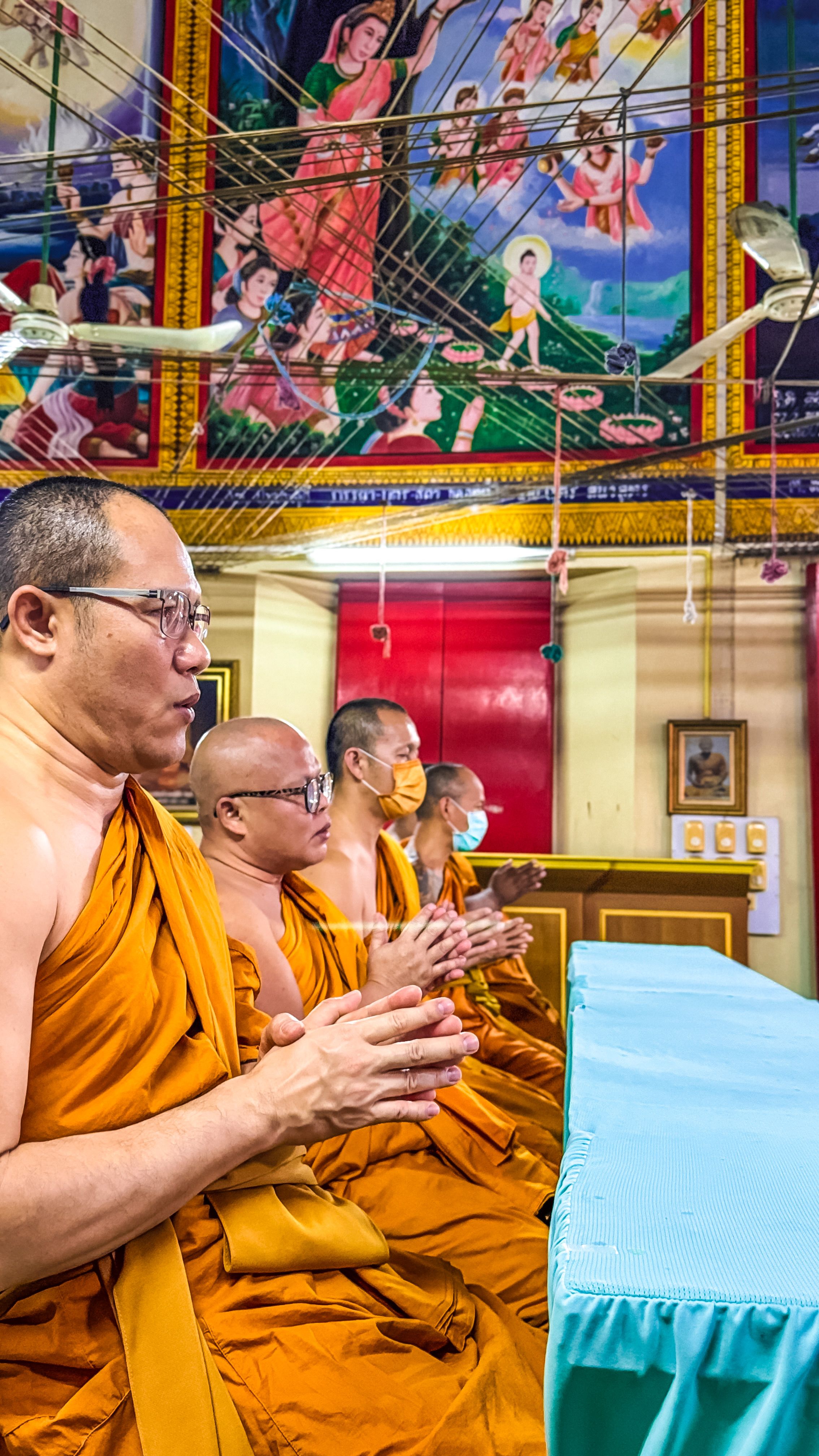 Khoảnh khắc trang nghiêm trong nghi lễ dâng đèn tại chùa