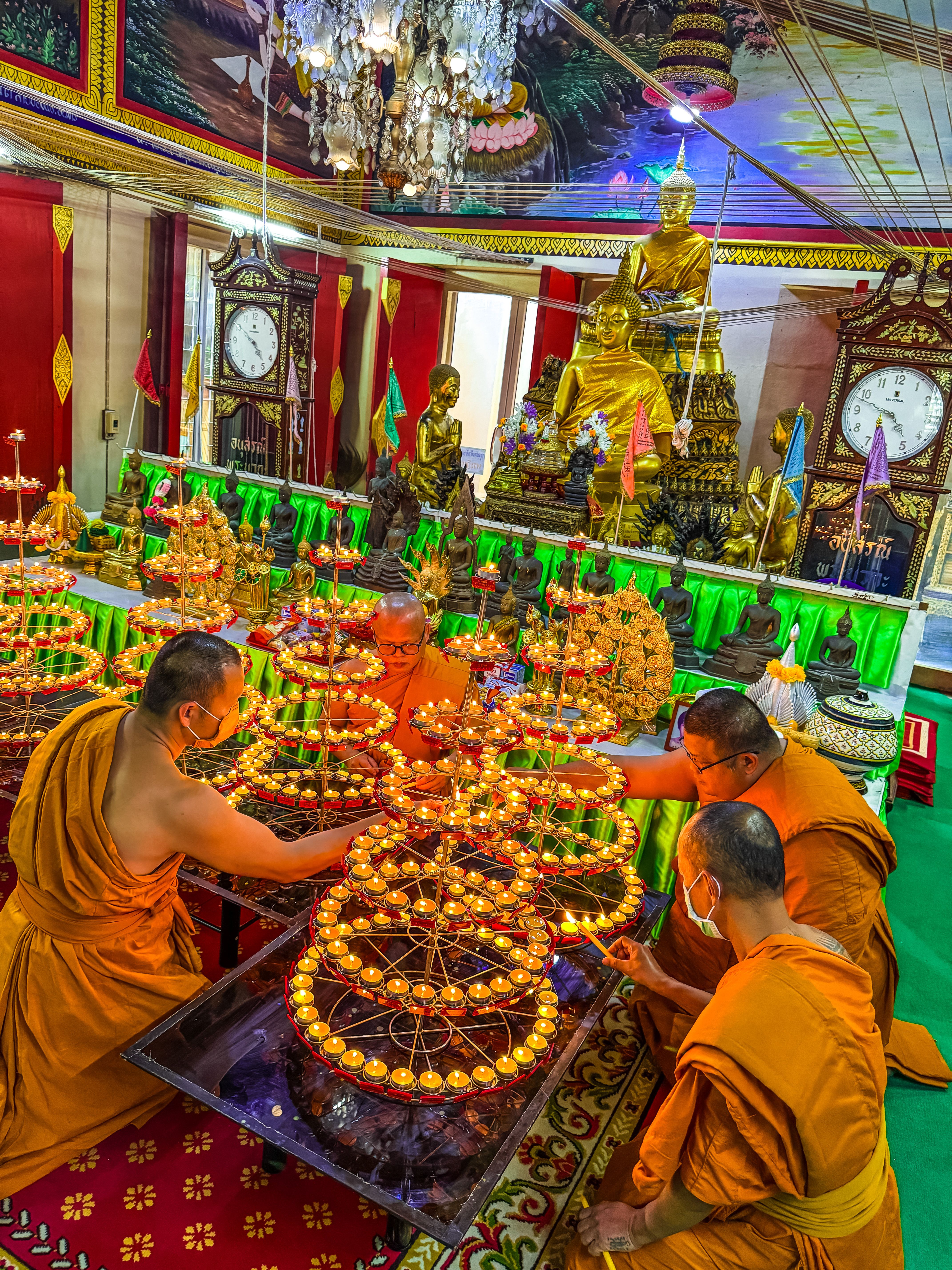 Không gian chánh điện rực rỡ ánh đèn trong lễ dâng đèn